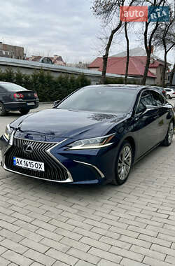 Седан Lexus ES 2018 в Ужгороде