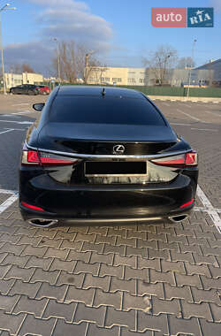 Седан Lexus ES 2018 в 