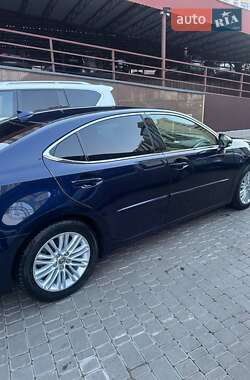 Седан Lexus ES 2015 в 