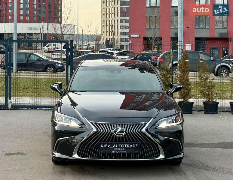 Седан Lexus ES 2019 в Киеве