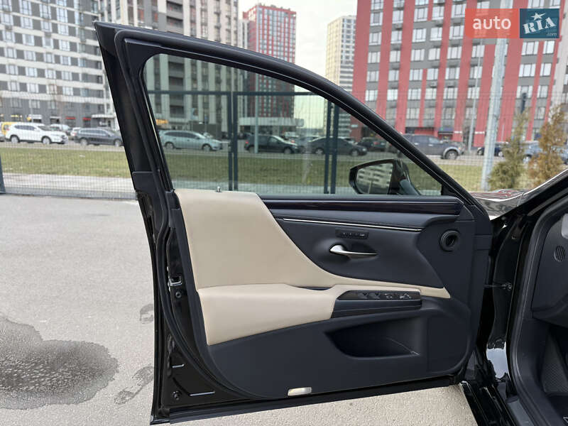 Седан Lexus ES 2019 в Киеве
