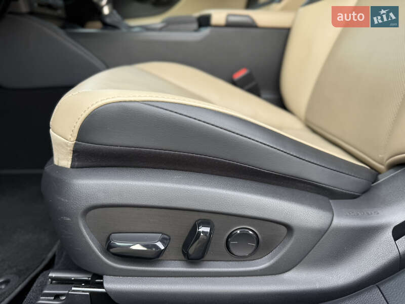 Седан Lexus ES 2019 в Киеве