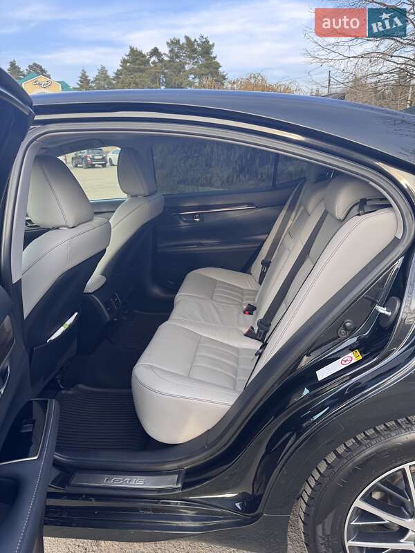 Седан Lexus ES 2015 в Умани