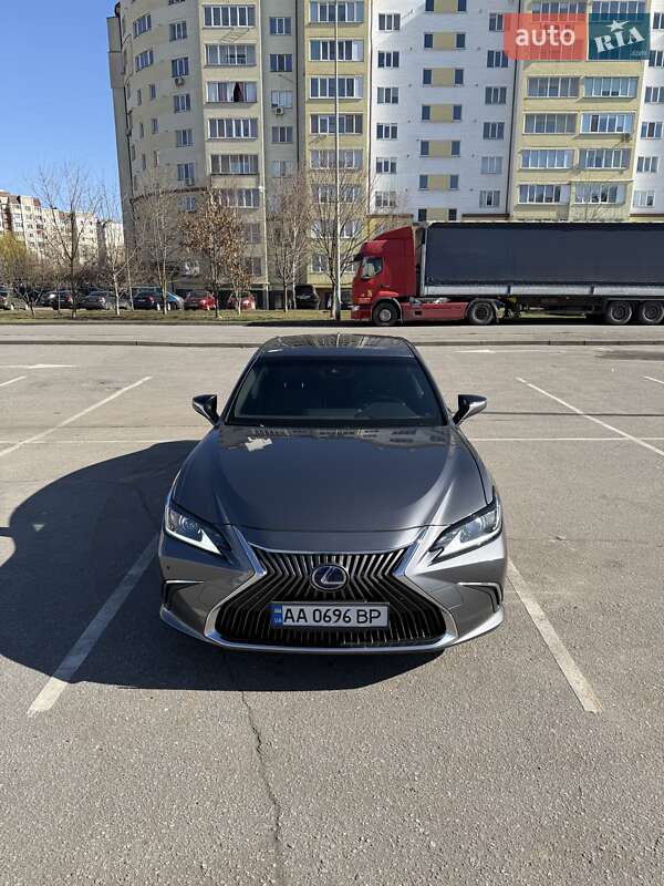 Седан Lexus ES 2019 в Ивано-Франковске