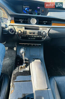 Седан Lexus ES 2013 в Чернівцях