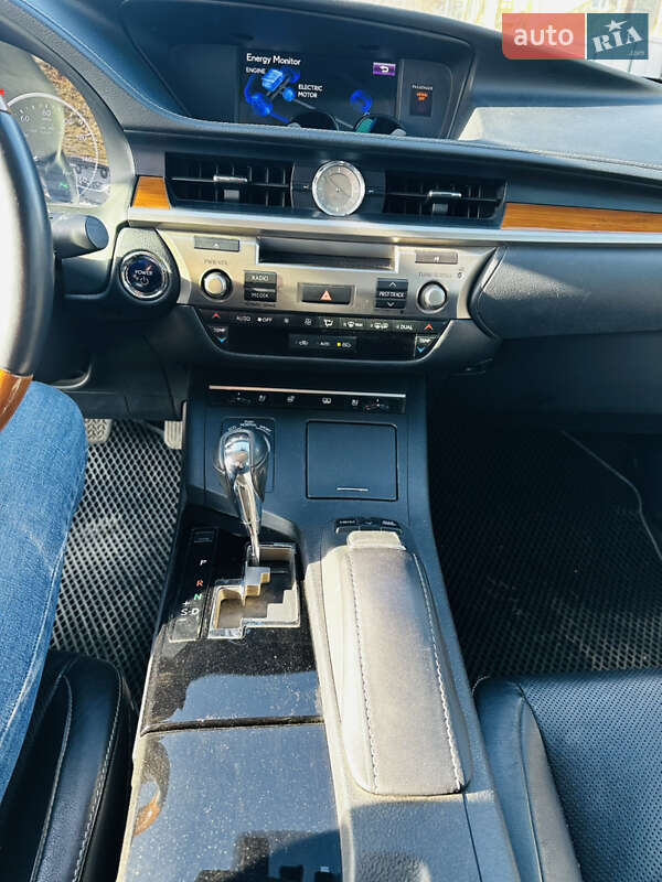 Седан Lexus ES 2013 в Чернівцях