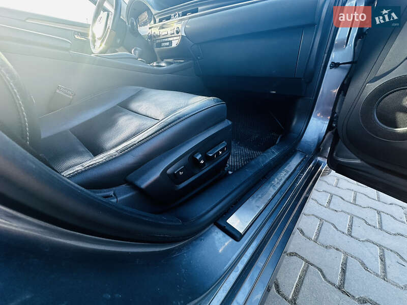 Седан Lexus ES 2013 в Чернівцях