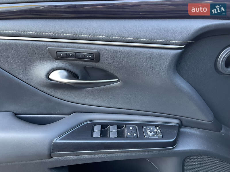 Седан Lexus ES 2019 в Николаеве