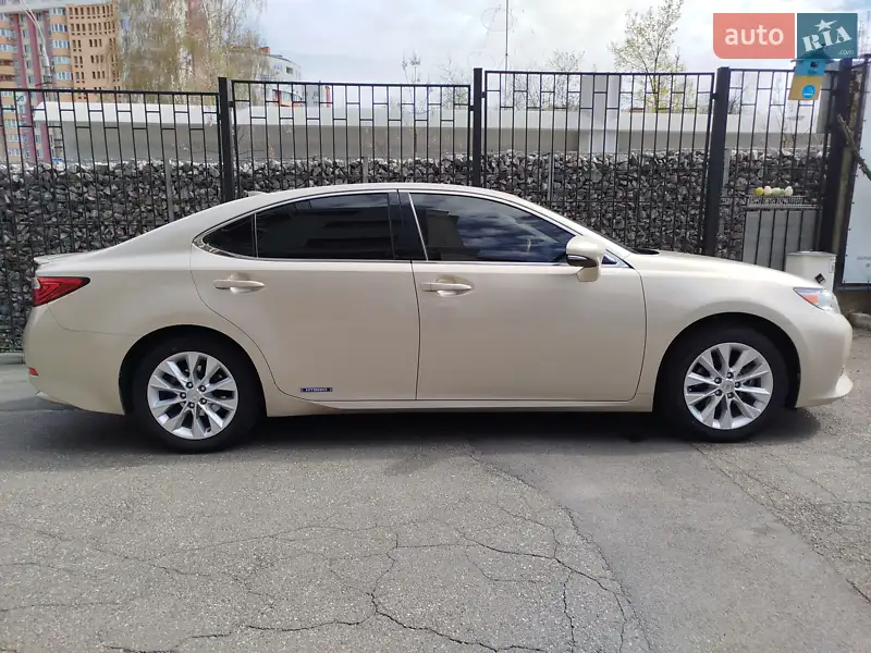Lexus ES