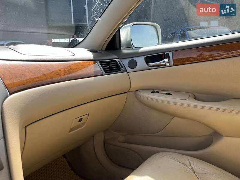 Седан Lexus ES 2004 в Львове