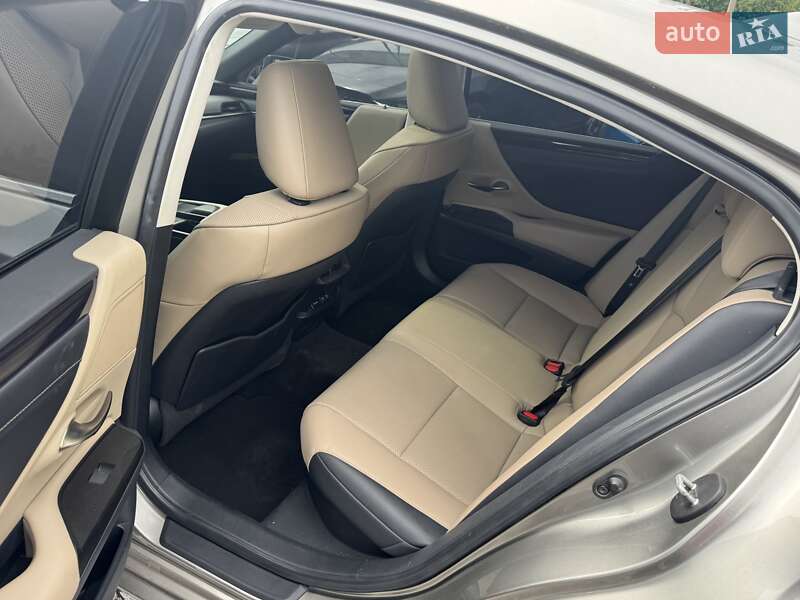 Седан Lexus ES 2019 в Киеве
