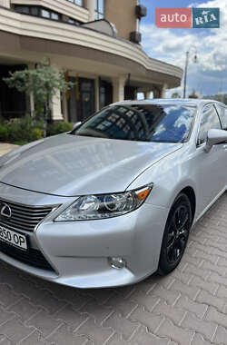 Седан Lexus ES 2013 в Вишневом
