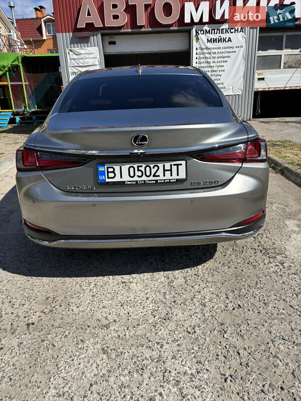 Седан Lexus ES 2022 в Кременчуці