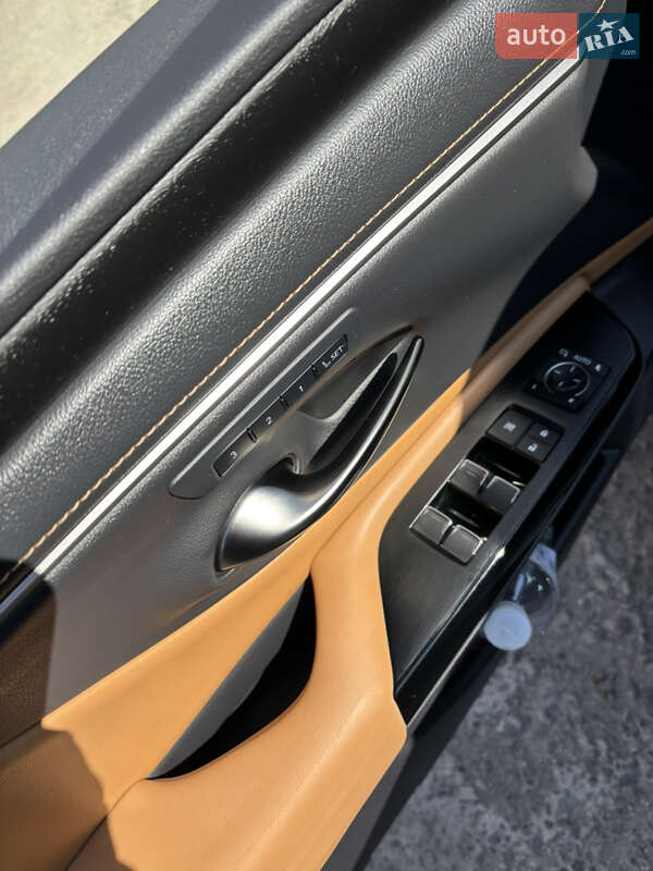 Седан Lexus ES 2022 в Кременчуге