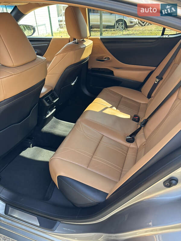 Седан Lexus ES 2022 в Кременчуге