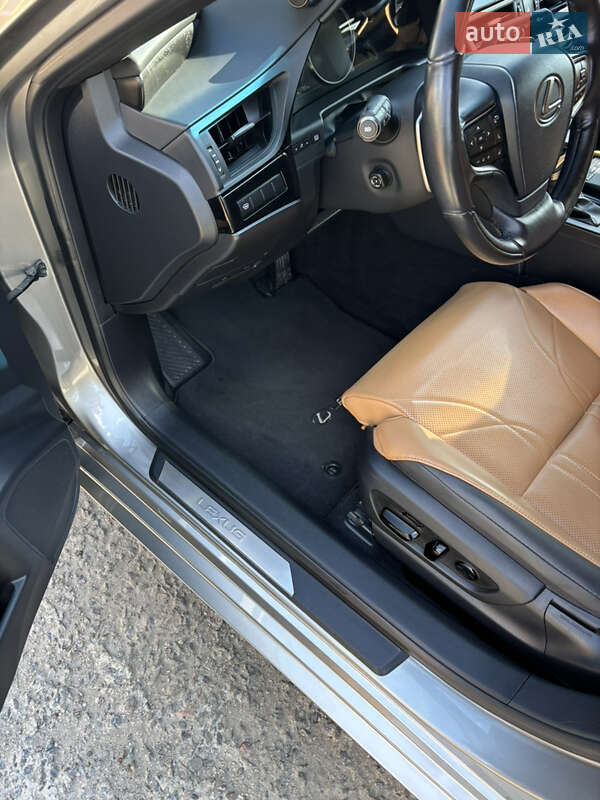 Седан Lexus ES 2022 в Кременчуге