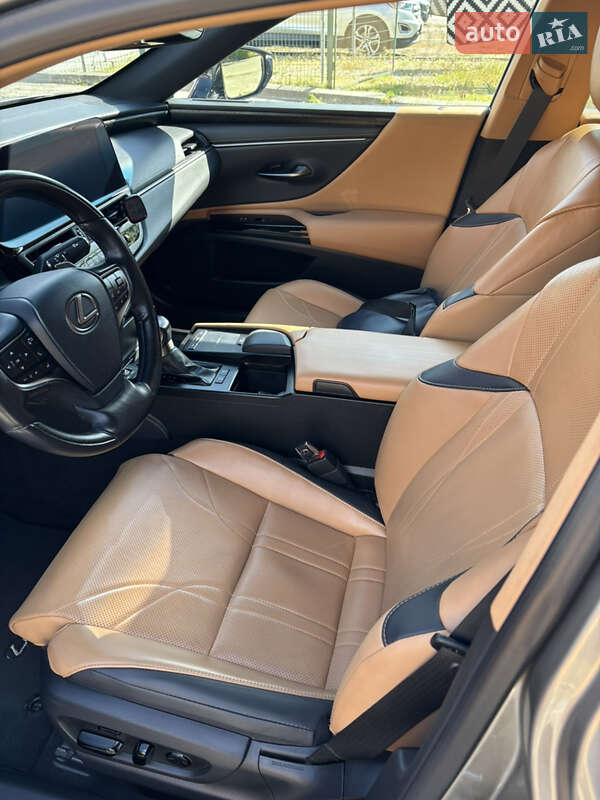 Седан Lexus ES 2022 в Кременчуці