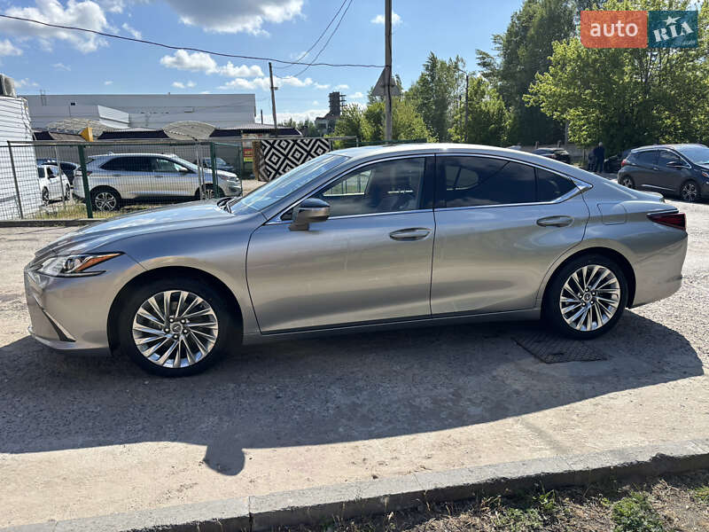 Седан Lexus ES 2022 в Кременчуге