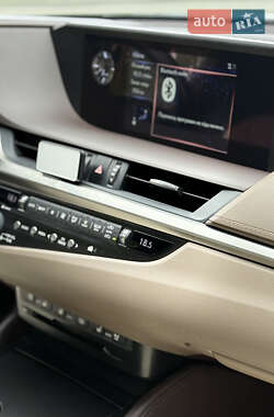 Седан Lexus ES 2018 в 