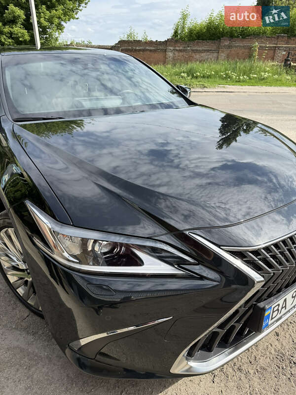 Седан Lexus ES 2022 в Кропивницком