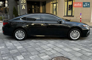 Седан Lexus ES 2018 в 