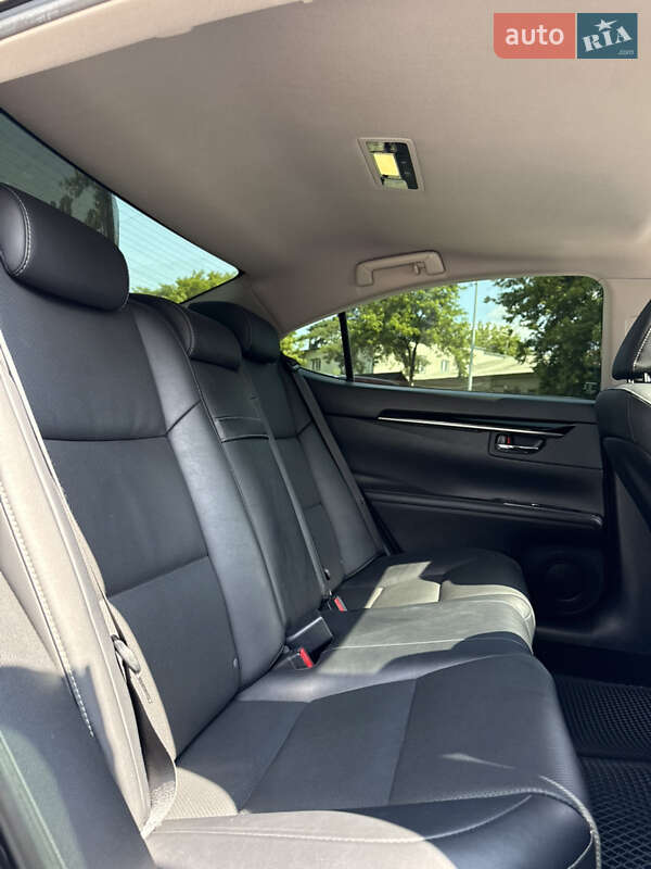 Седан Lexus ES 2017 в Киеве