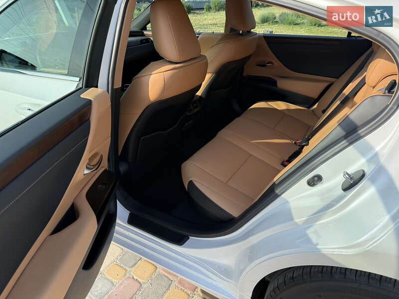 Седан Lexus ES 2024 в Кривом Озере