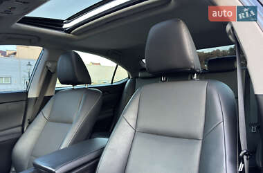 Седан Lexus ES 2018 в 
