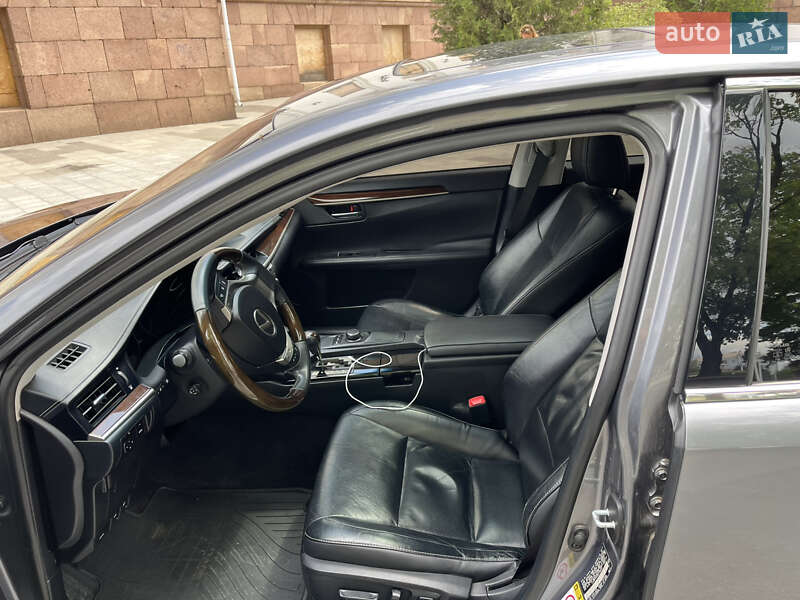 Седан Lexus ES 2014 в Краматорську