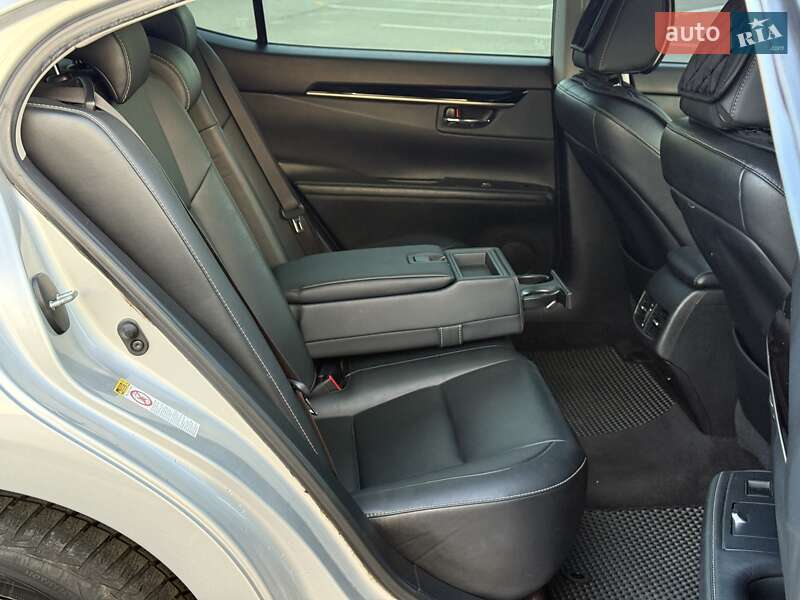 Седан Lexus ES 2012 в Виннице