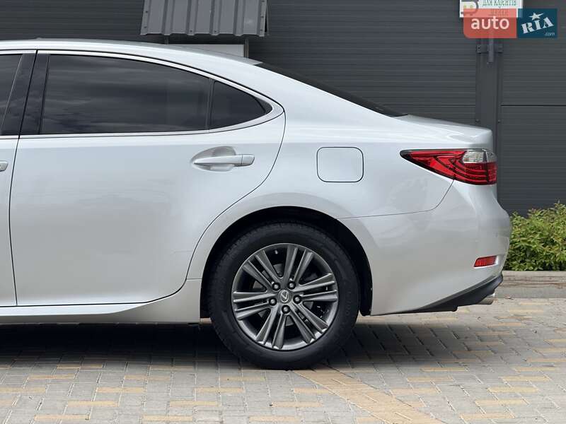Седан Lexus ES 2012 в Виннице