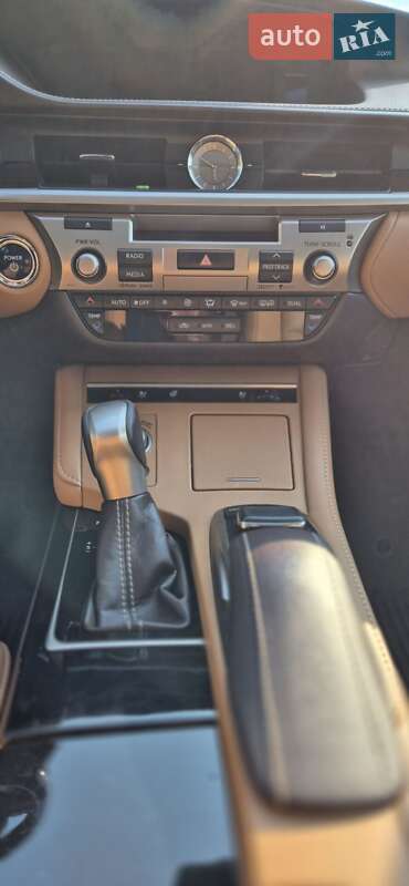 Седан Lexus ES 2016 в Киеве