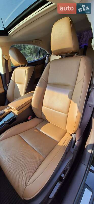 Седан Lexus ES 2016 в Киеве