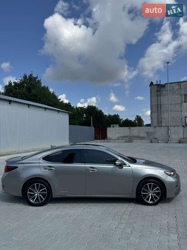 Седан Lexus ES 2015 в Тернополе