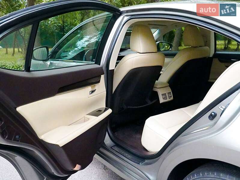 Седан Lexus ES 2018 в Киеве
