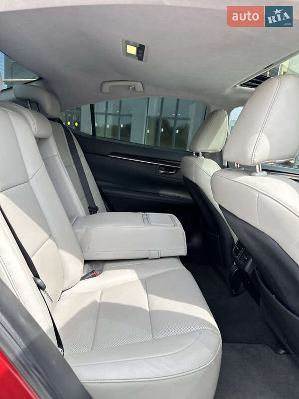 Седан Lexus ES 2017 в Львові