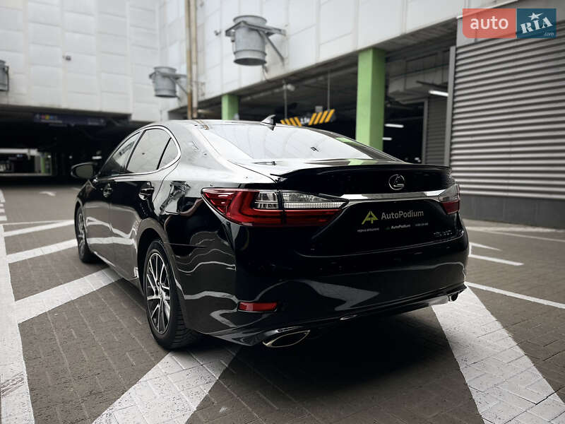 Седан Lexus ES 2016 в Киеве
