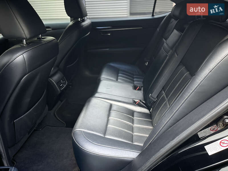 Седан Lexus ES 2016 в Киеве