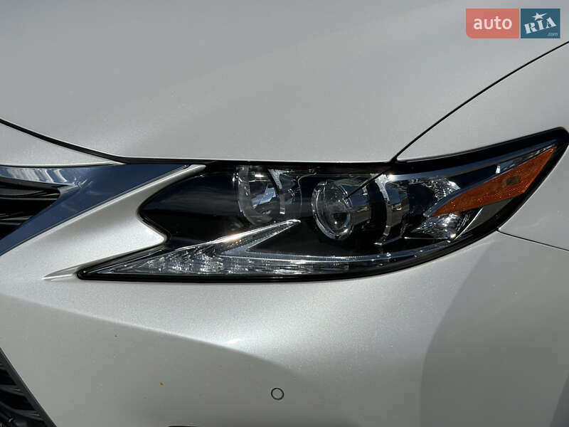 Седан Lexus ES 2016 в Львові