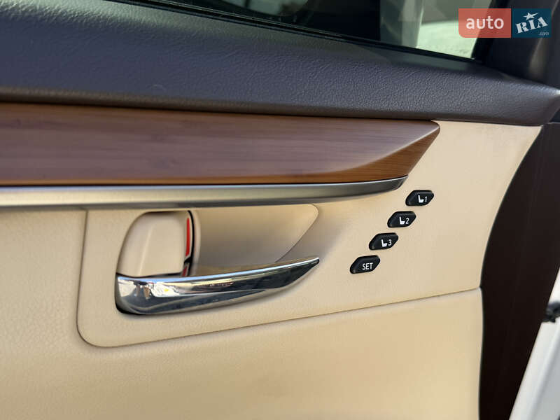 Седан Lexus ES 2016 в Львові