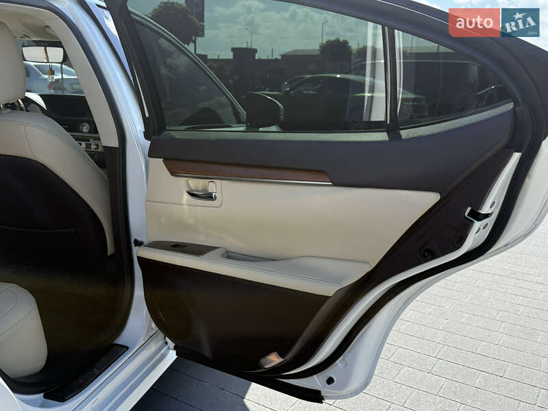 Седан Lexus ES 2016 в Львові