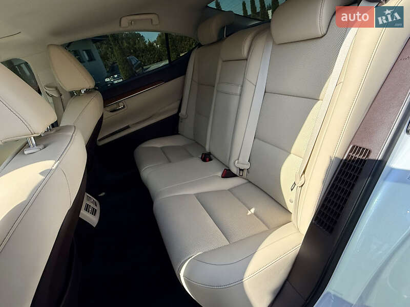 Седан Lexus ES 2016 в Львові