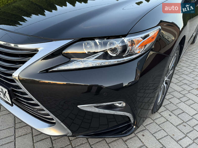 Седан Lexus ES 2016 в Львове