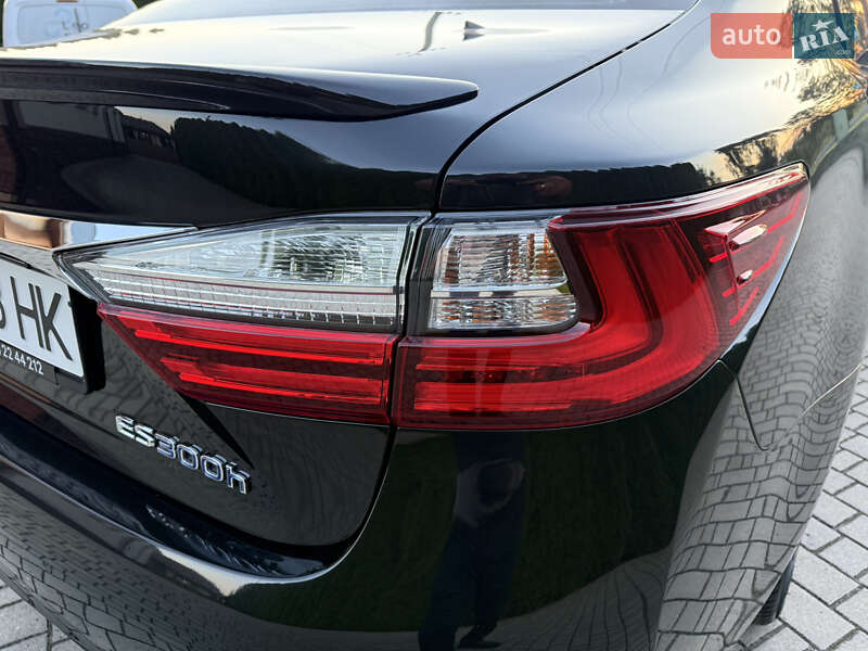 Седан Lexus ES 2016 в Львове