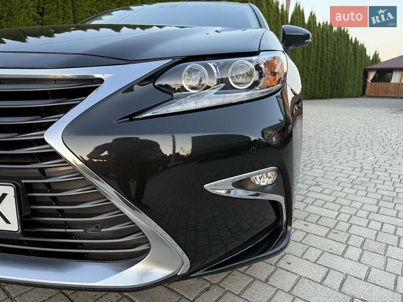 Седан Lexus ES 2016 в Львове