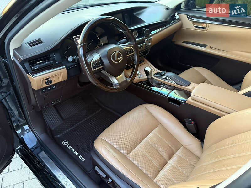 Седан Lexus ES 2016 в Львове