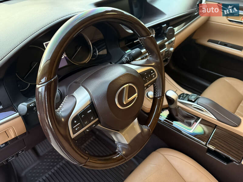 Седан Lexus ES 2016 в Львове