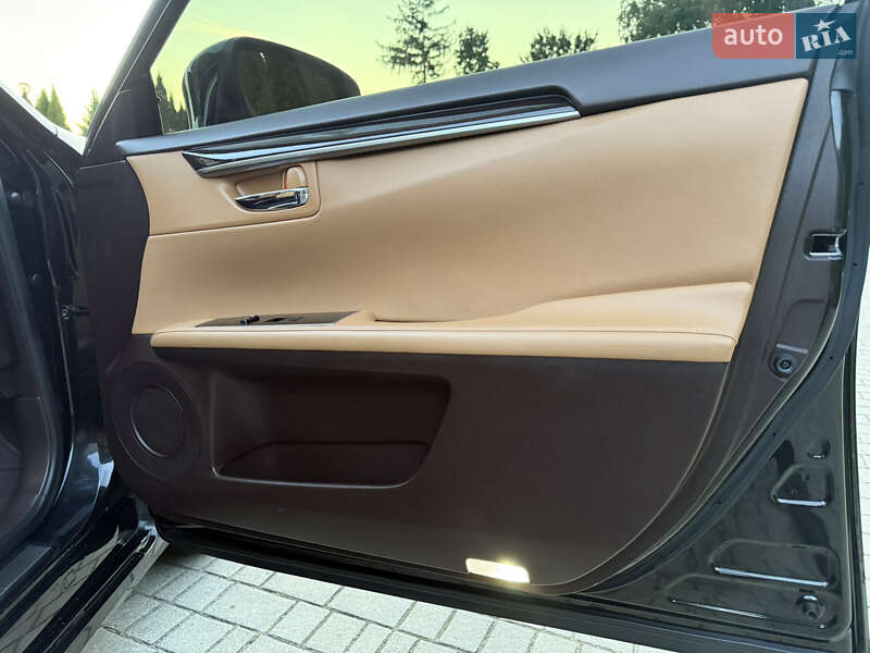 Седан Lexus ES 2016 в Львове