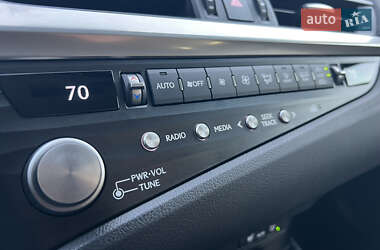 Седан Lexus ES 2020 в 