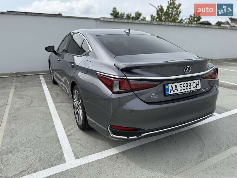 Седан Lexus ES 2019 в Киеве